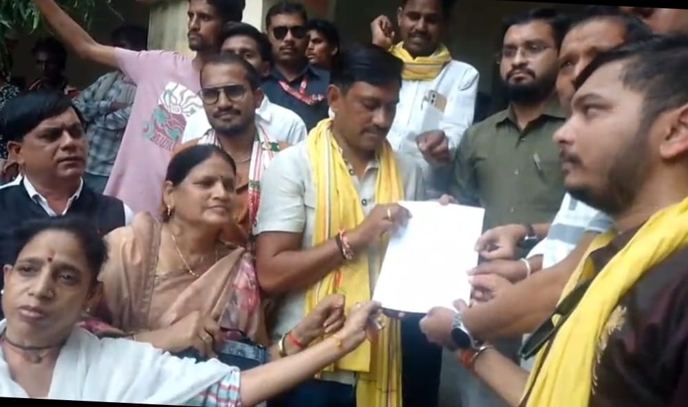 सेंधवा में भाजपा मंडल अध्यक्ष अजय यादव का पुतला दहन, कांग्रेस विधायक और जयस संगठन ने जताया विरोध….