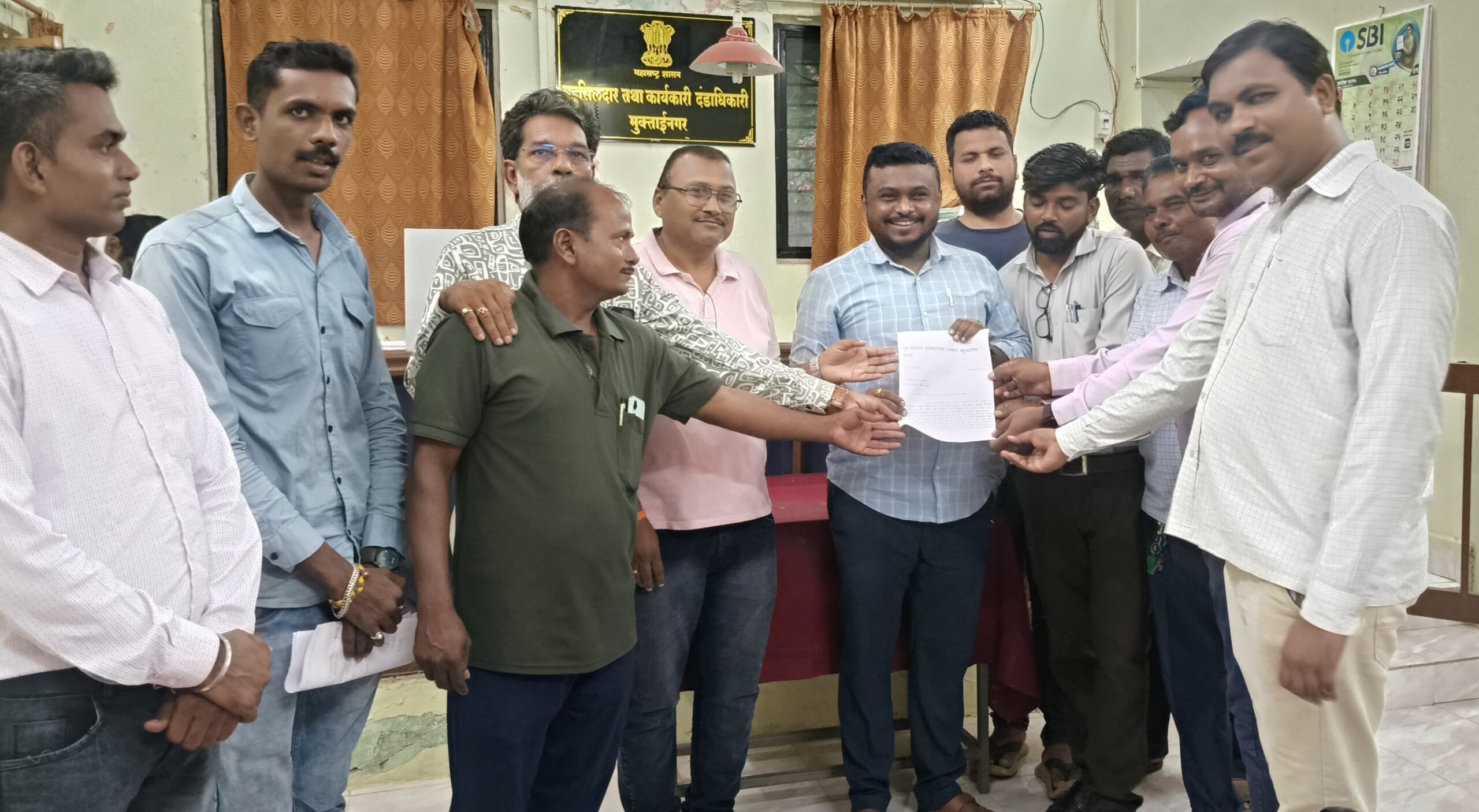 त्र्यंबकेश्वर येथे पत्रकारांवर झालेल्या हल्ल्याचा मुक्ताईनगरात निषेध;तहसीलदार व पो. निरीक्षकांना निवेदन..