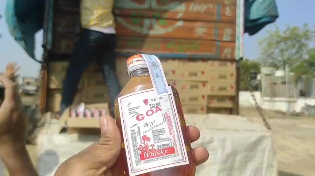 धुळे मोहाडीत मद्य तस्करीचा पर्दाफाश; १.०२ कोटींची विनापरवाना विदेशी दारू जप्त; बनावट दारूचा संशय.?