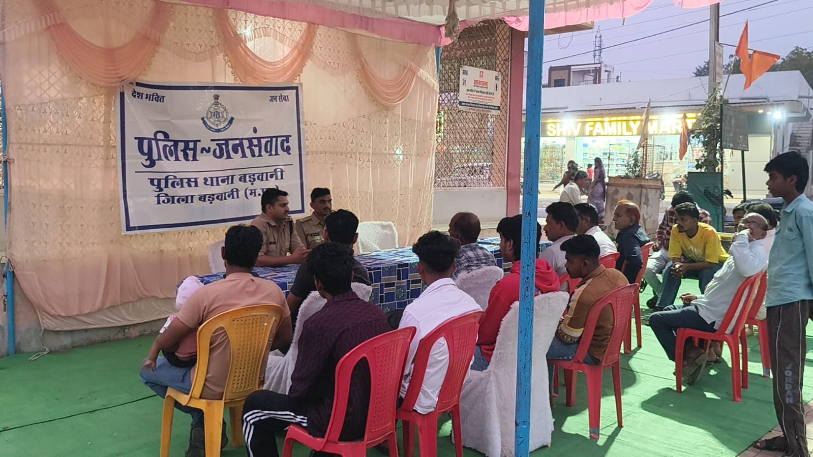 बड़वानी कोतवाली पुलिस का रात्रि जनसंवाद: नवलपूरा व सावरिया धाम कॉलोनी में सुरक्षा को लेकर दिए अहम निर्देश..