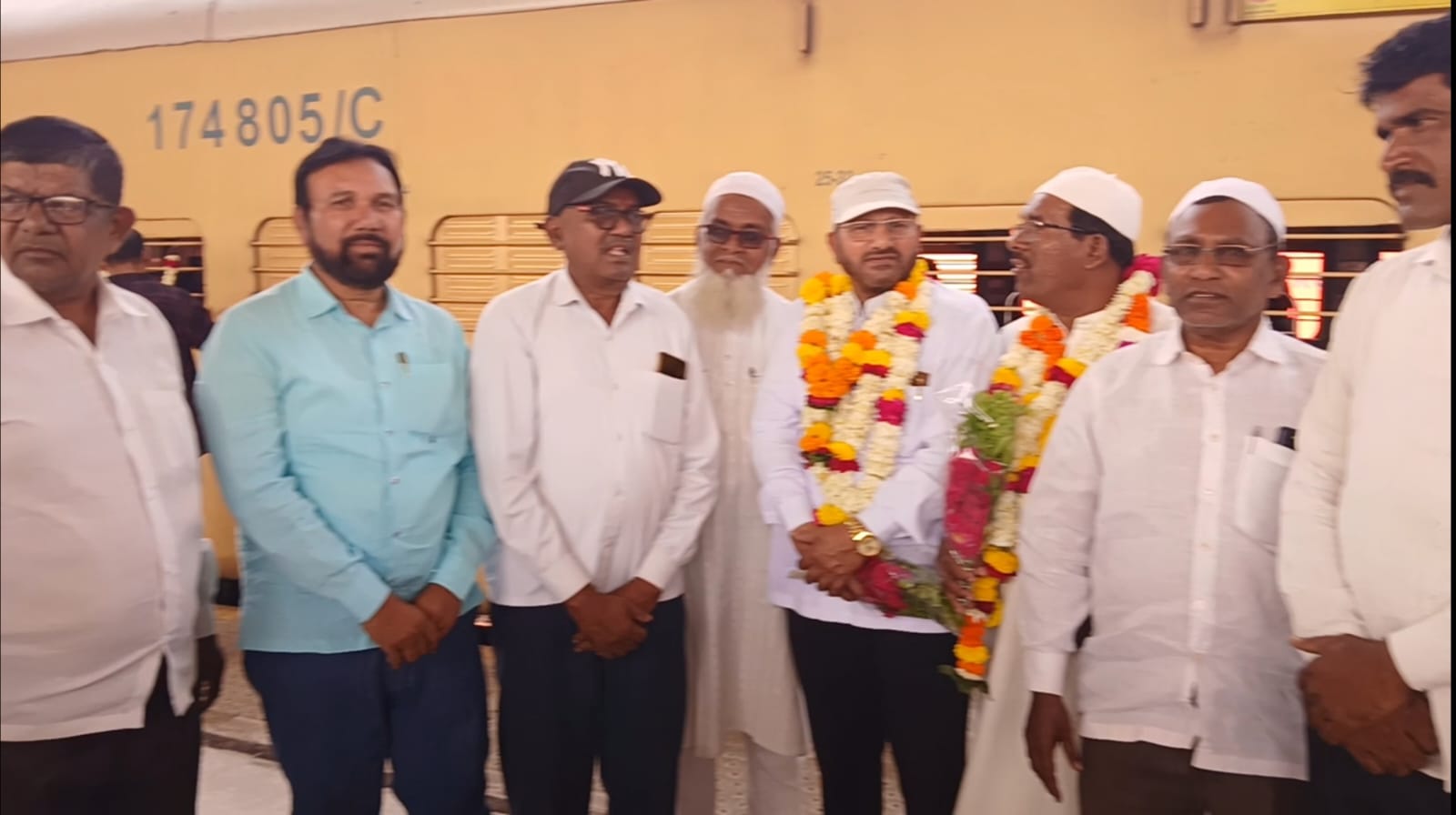 हज यात्रेस जाणाऱ्या भाविकांना फाऊंडेशनकडून शुभेच्छांसह सन्मान….