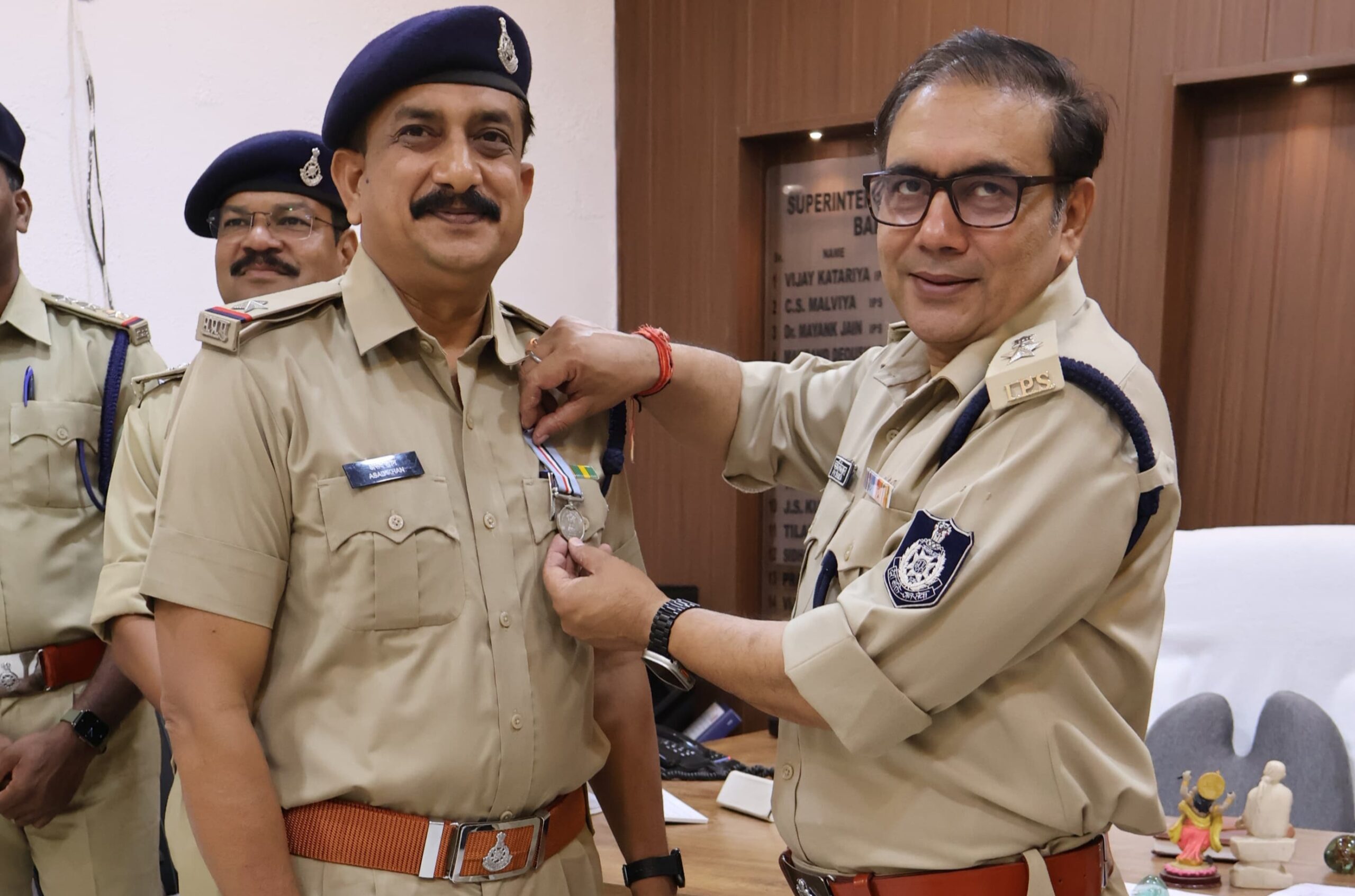 बड़वानी आज़ादी की 75वीं वर्षगांठ पर पुलिस कर्मियों का सम्मान….